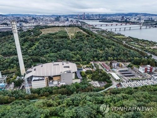 서울 마포 하늘공원과 열병합발전소. [연합뉴스 자료사진]