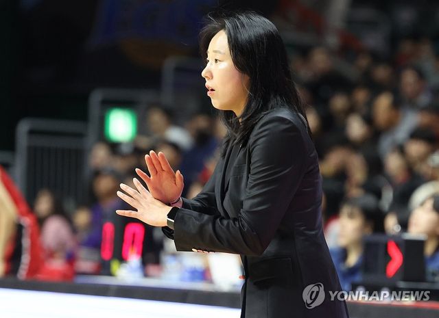 작전 지시하는 최윤아 감독