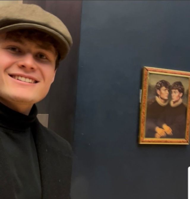 루브르에 자기들 그림 붙인 벨기에 틱톡커들