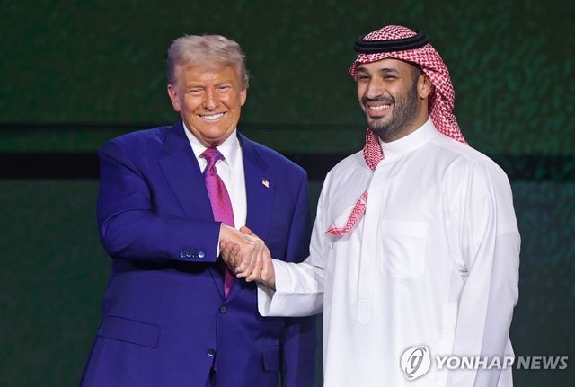 지난 5월 사우디 방문해 빈 살만 왕세자와 악수하는 트럼프