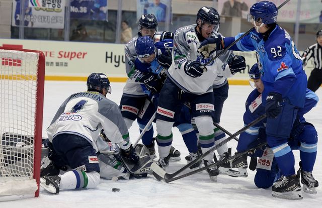 치열한 몸싸움을 벌이는 HL 안양과 도호쿠 