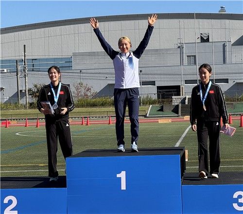 시상대 맨 위에 선 성승민(가운데)