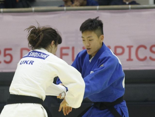 경기 펼치는 정숙화(오른쪽)