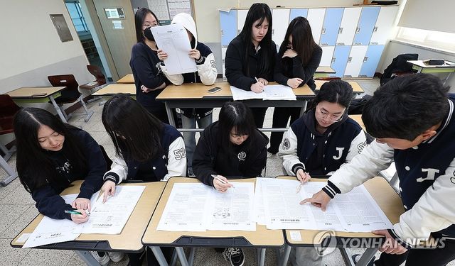 수능 가채점하는 수험생들