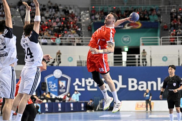 15일 두산 전에서 슛을 던지는 SK 프란시스코