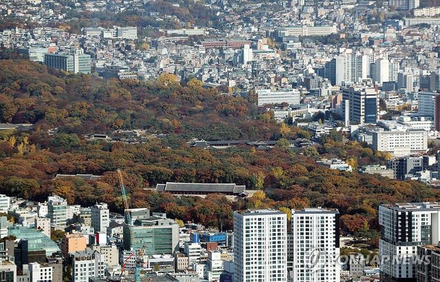 빌딩에 둘러싸인 종묘