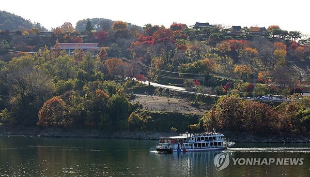 단풍으로 물든 제천 청풍문화유산단지
