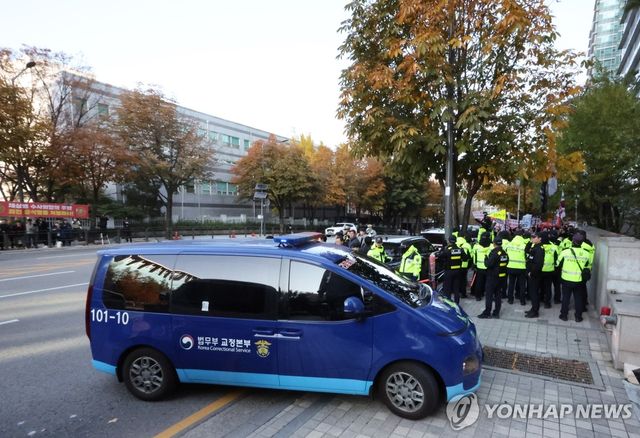 해병특검 들어서는 호송차