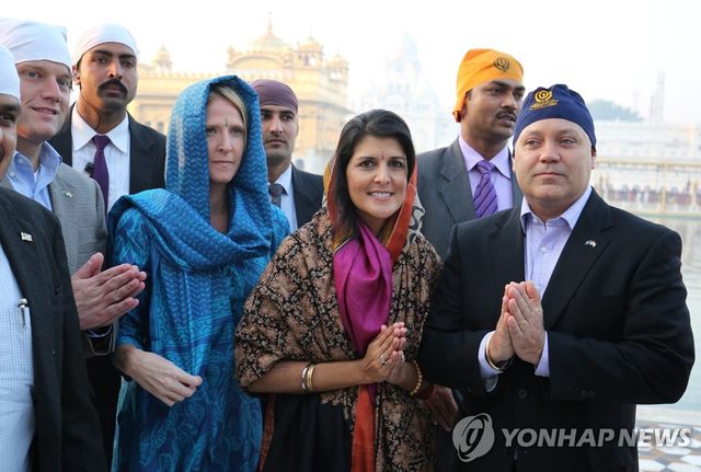 주지사 시절 남편과 함께 인도를 방문한 니키 헤일리 전 유엔대사(중앙) 