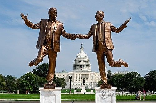 미국 의회 인근에 설치된 트럼프-엡스타인 관계 풍자 조형물