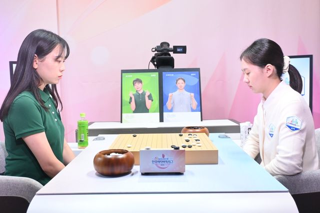 김채영(왼쪽) 9단이 김은지 9단에게 1집반승을 거뒀다.