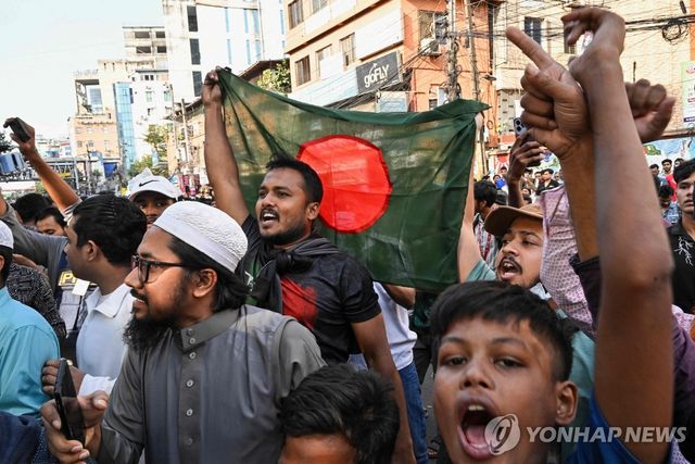 하시나 전 방글라 총리에 사형선고…환호하는 시민들
