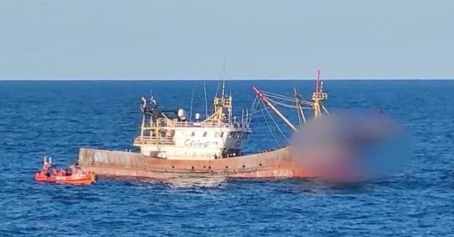 불법조업 중국 어선 검문검색하는 해경