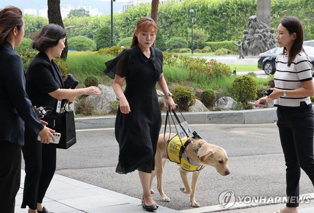 내란특검 사무실 들어서는 김예지 의원