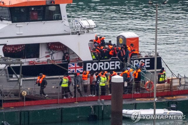 영국 국경수비대 선박의 이주민들