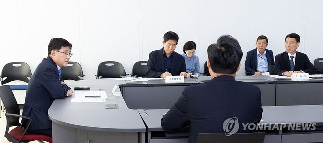 지난 9월 25일 서울 영등포구 이룸센터에서 김성환 기후에너지환경부 장관과 서울시·인천시·경기도 부단체장들이 수도권 생활폐기물 직매립 금지 제도 시행방안을 논의하고 있다. [기후부 제공. 재판매 및 DB 금지]