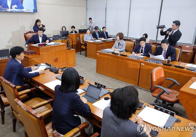 의사봉 두드리는 윤영석 위원장