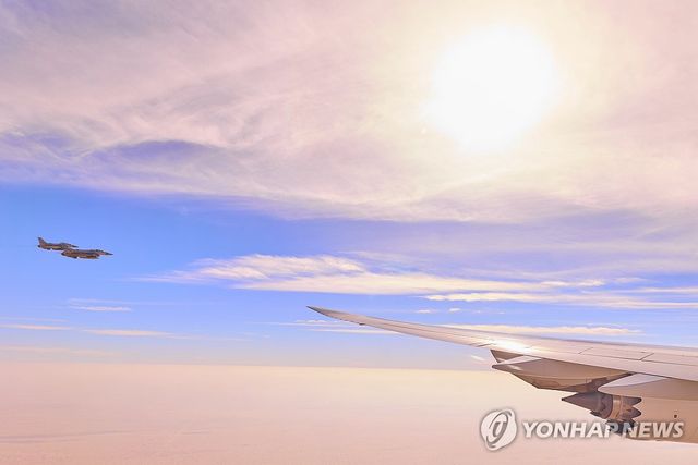 이재명 대통령 탑승 공군 1호기 호위하는 UAE 공군 전투기