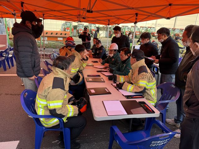 지난 15일 화재 현장 점검하는 김석필 시장 권한대행(가운뎃줄 오른쪽 2번째)