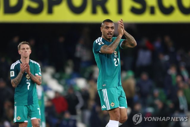 팬들에게 박수를 보내는 북아일랜드 선수들