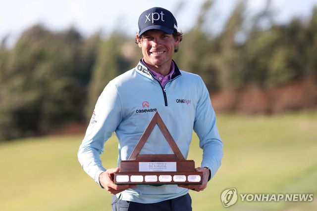 우승 트로피 들고 활짝 웃는 솅크