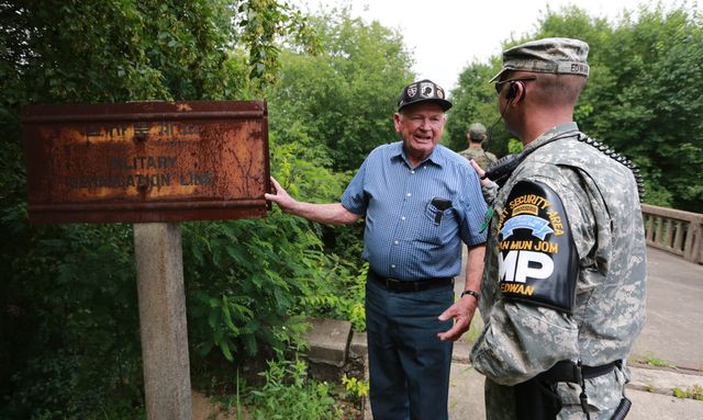 군사분계선 표지판