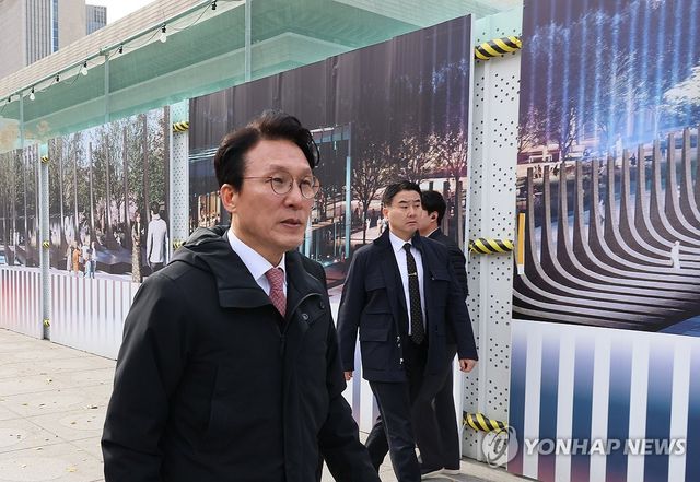 '감사의 정원' 공사 현장 점검 나선 김민석 국무총리