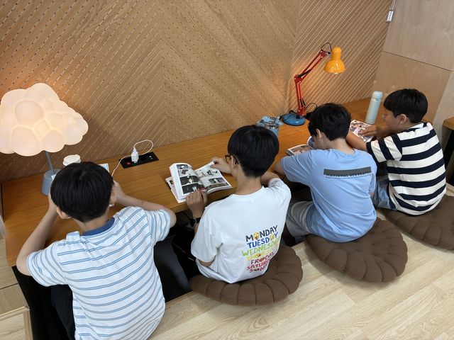 웹툰 보는 학생들