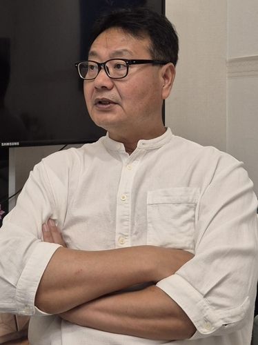 입양인 김준호 씨를 돕고 있는 류동익 FPF 공동 대표