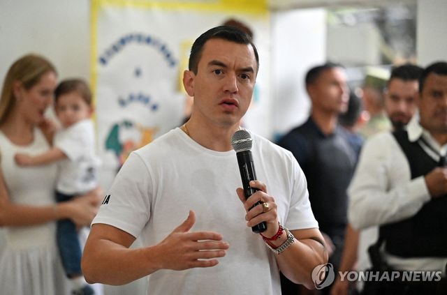 투표한 뒤 발언하는 다니엘 노보아 에콰도르 대통령