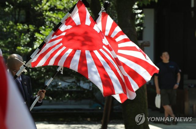 패전 80년 야스쿠니신사서 펄럭이는 욱일기