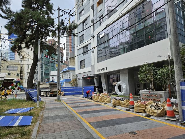 자재 쌓인 입주 오피스텔