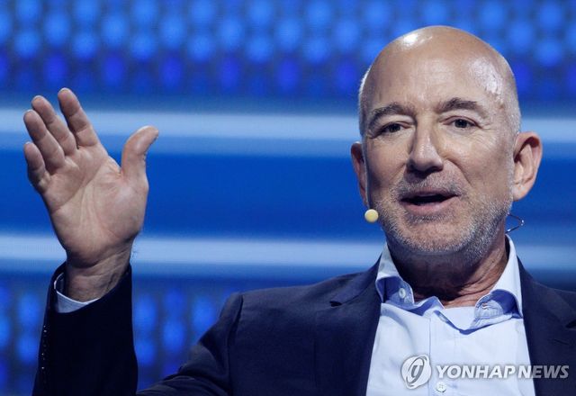 제프 베이조스 아마존 창업자가 지난 6일(현지시간) 미국 플로리다주 마이애미에서 열린 '아메리카 비즈니스 포럼'에서 발언하고 있다. [EPA=연합뉴스 자료사진]