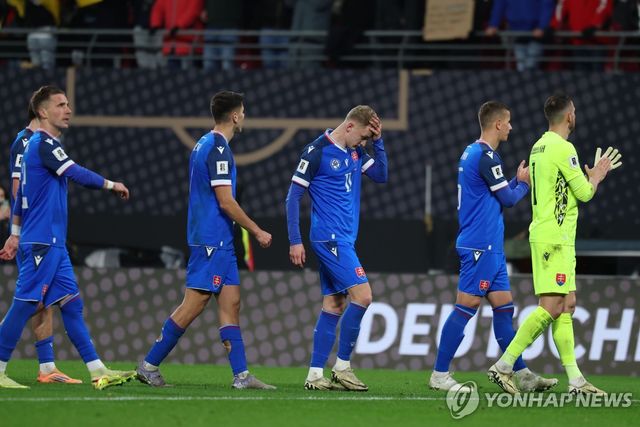 패배를 아쉬워하는 슬로바키아 선수들