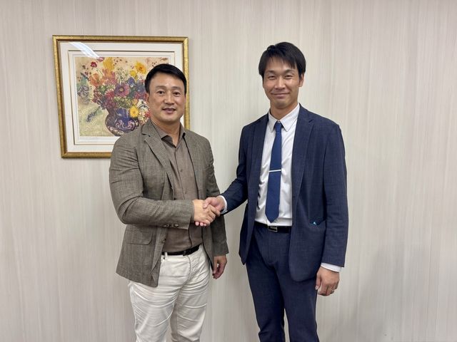 김재현 SSG 단장(왼쪽)과 악수하는 다케다