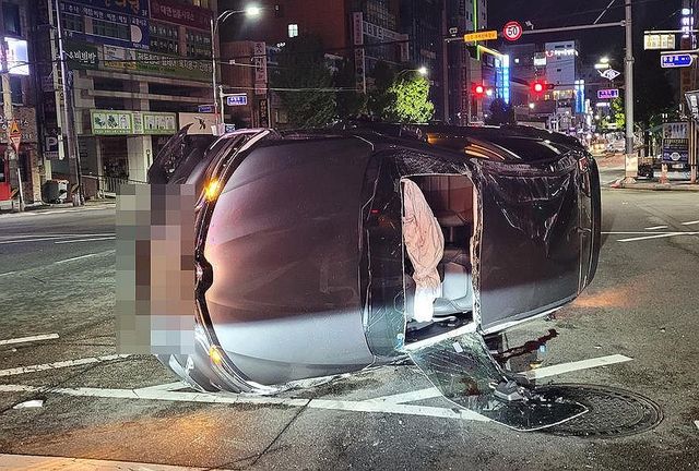 음주운전 차량 변압기 들이받고 전도