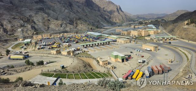 토르캄 국경검문소에 발 묶인 화물 트럭들