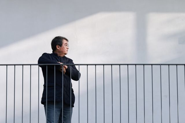 포즈 취하는 안도현 시인