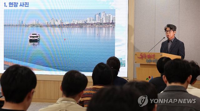 한강버스 멈춤 사고 관련해 브리핑하는 김선직 대표