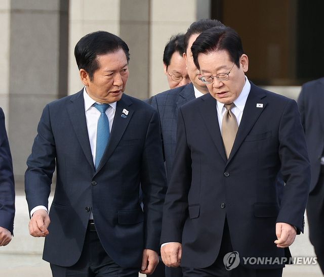 대화 나누는 이재명 대통령과 정청래 대표