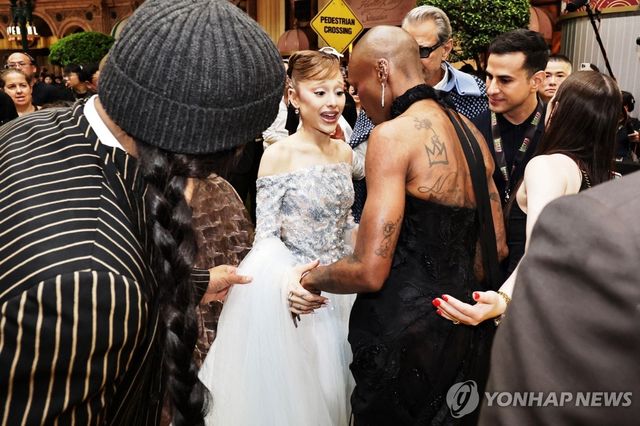 싱가포르에서 낯선 남성에게 공격당한 아리아나 그란데와, 그를 위로하는 동료배우 신시아 에리보