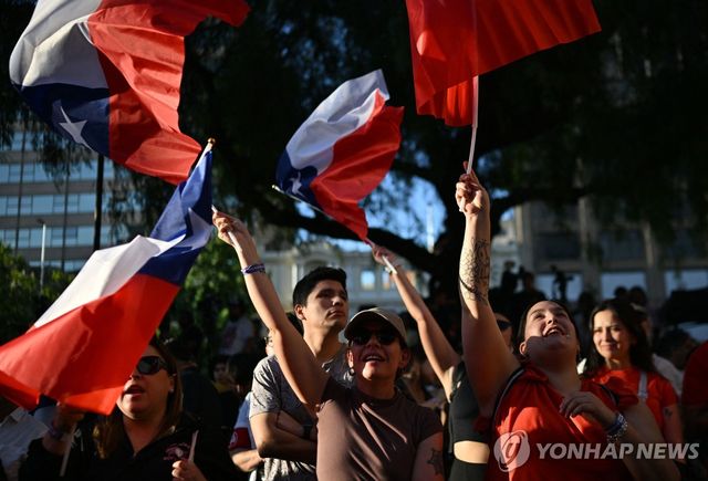 16일(현지시간) 칠레 국기 흔드는 하라 후보 지지자