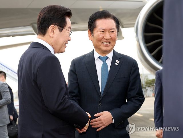 대화 나누는 이재명 대통령과 정청래 대표