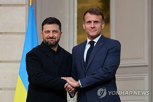 17일 공동 기자회견 한 젤렌스키 대통령과 마크롱 대통령