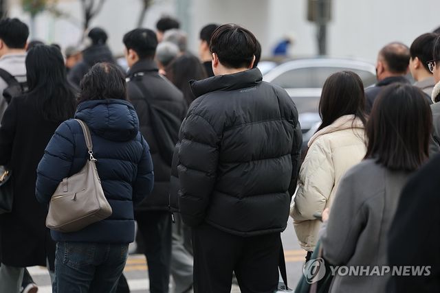 두꺼워진 출근길 옷차림