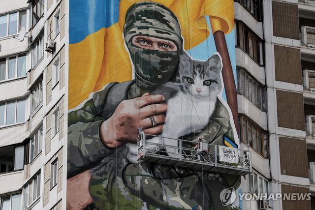 우크라이나 군인과 고양이 벽화