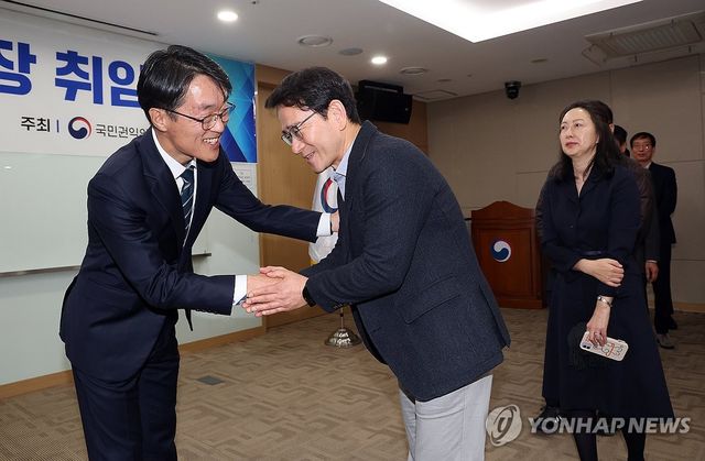 직원들과 인사하는 한삼석 국민권익위원회 부위원장