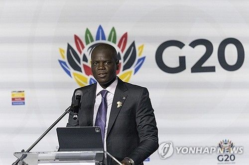 17일(현지시간) 기자회견하는 로널드 라몰라 남아공 국제관계협력부 장관