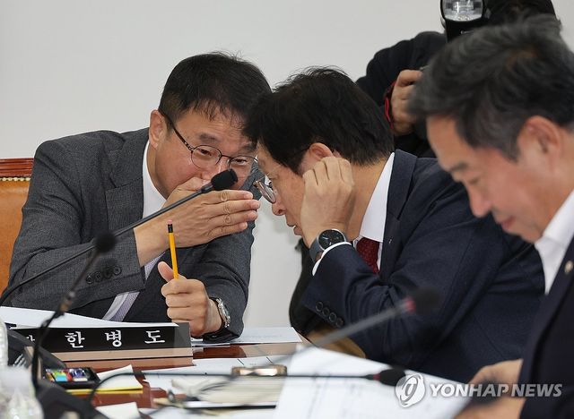 대화하는 한병도 소위원장-박형수 간사