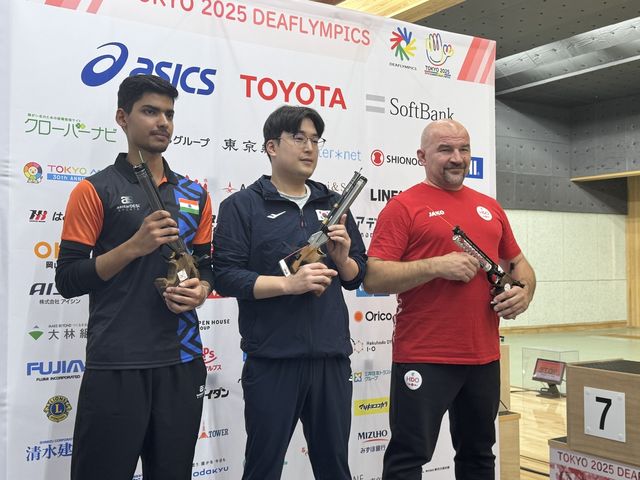 남자 10ｍ 공기권총 결선에서 금메달을 획득한 김태영(가운데)